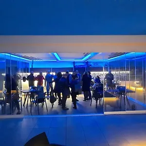3* לינה וארוחת בוקר Napolinn